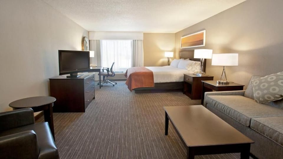 Suite, 1 King Bed | Pillowtop beds, desk, laptop workspace, blackout drapes