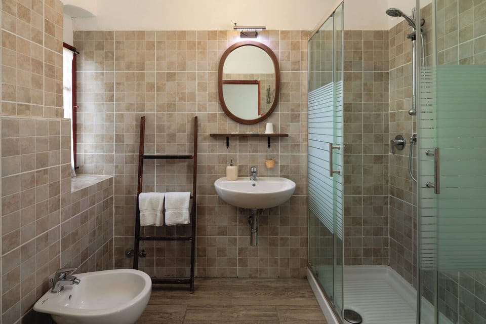 Deluxe Double Room | Bathroom | Shower, free toiletries, bathrobes, bidet