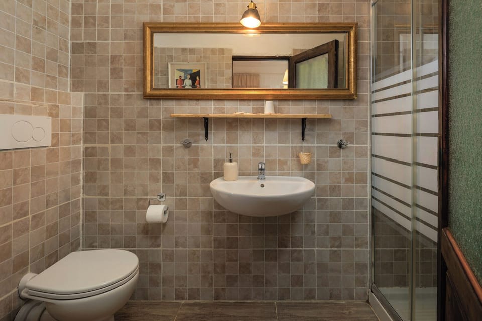 Comfort Triple Room | Bathroom | Shower, free toiletries, bathrobes, bidet