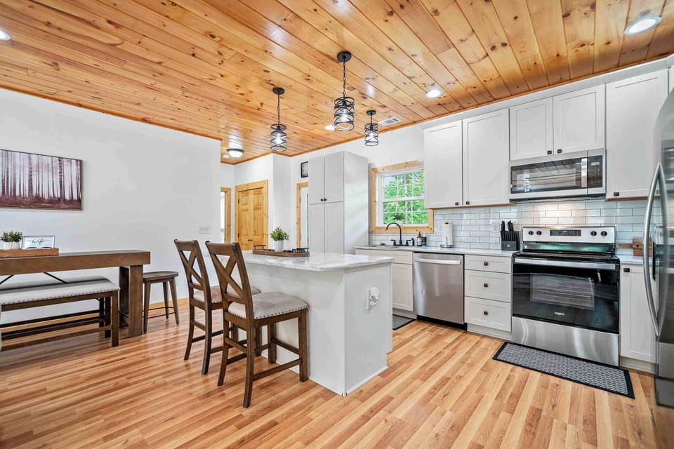 Cabin, Multiple Beds, Patio, Mountain View (Pines and Tines) | Private kitchen | Fridge, microwave, oven, stovetop