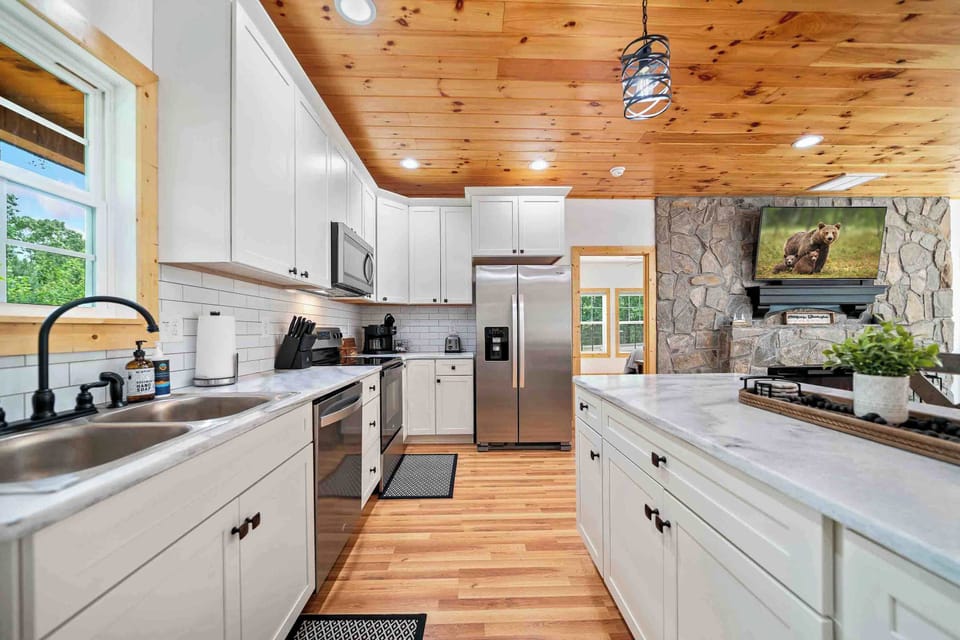Cabin, Multiple Beds, Patio, Mountain View (Pines and Tines) | Private kitchen | Fridge, microwave, oven, stovetop