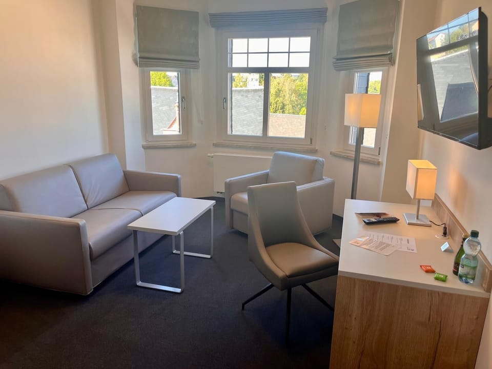 Family Double or Twin Room, Non Smoking | Desk, WiFi (free), bed sheets