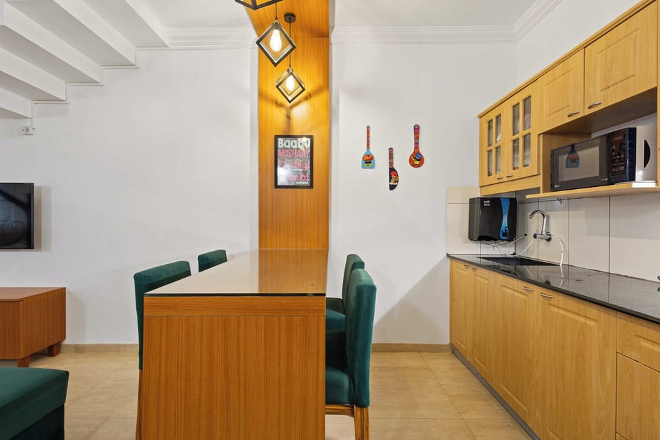 Luxury Condo, 2 Bedrooms, Pool View | Private kitchen