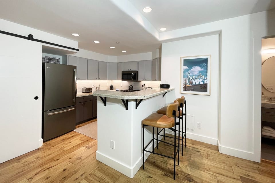 Kitchen - Additional bar seating for 2