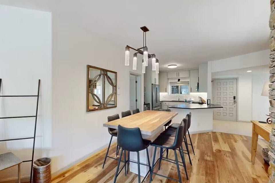 Dining Room - Dining table with seating for 6-8