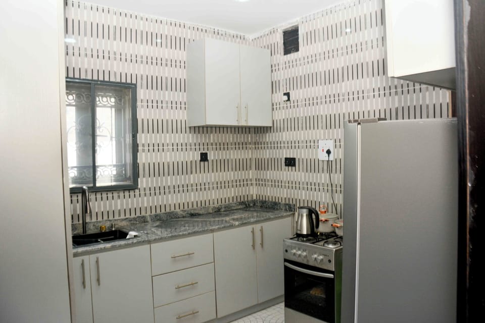 Full-size fridge, microwave, oven, stovetop