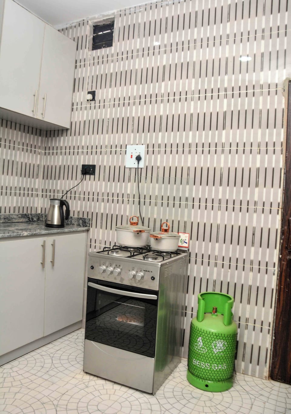 Full-size fridge, microwave, oven, stovetop