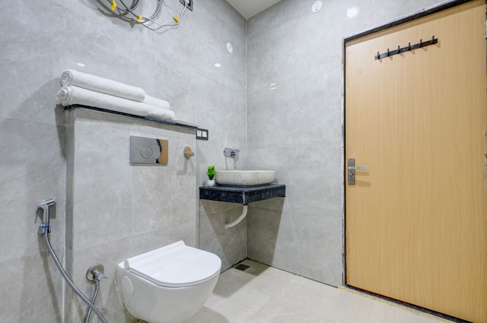 Deluxe Room | Bathroom | Shower, hair dryer, towels, soap