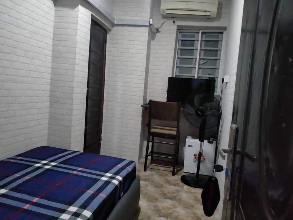 Basic Single Room | Desk, laptop workspace, bed sheets
