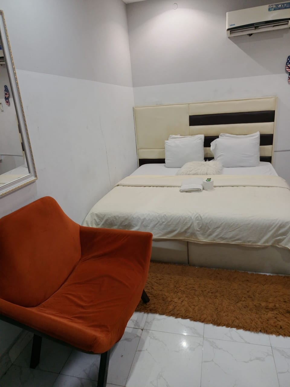 Business Room | Desk, laptop workspace, bed sheets