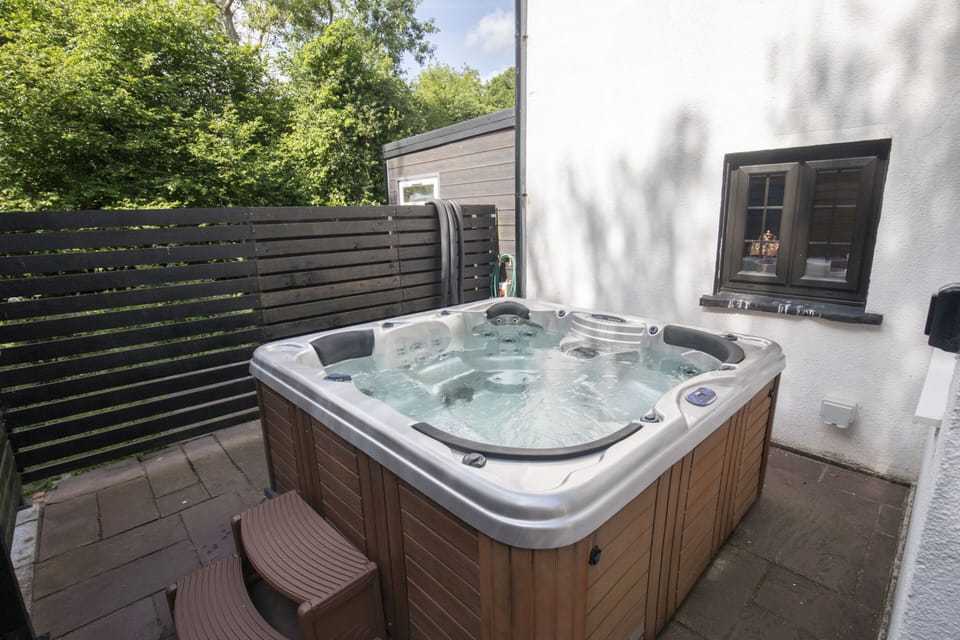 Hot Tub / whirlpool bath (Outdoor)