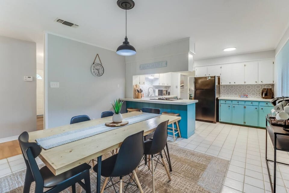 Seating for 6 at the dining table and 3 at the bar.