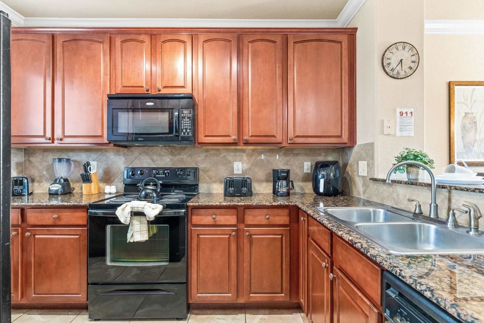 Condo, Multiple Beds, Pool Access, Garden View (Tuscan Paradise At Bella Piazza) | Private kitchen | Fridge, microwave, oven, stovetop