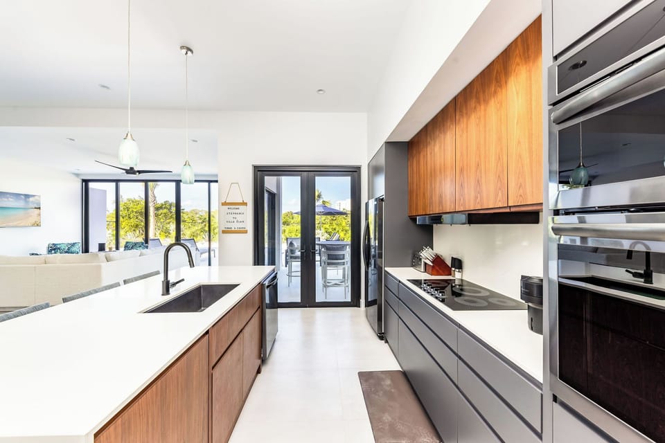 Open concept, bright and airy Villa Elan in Grace Bay - private chef options avb