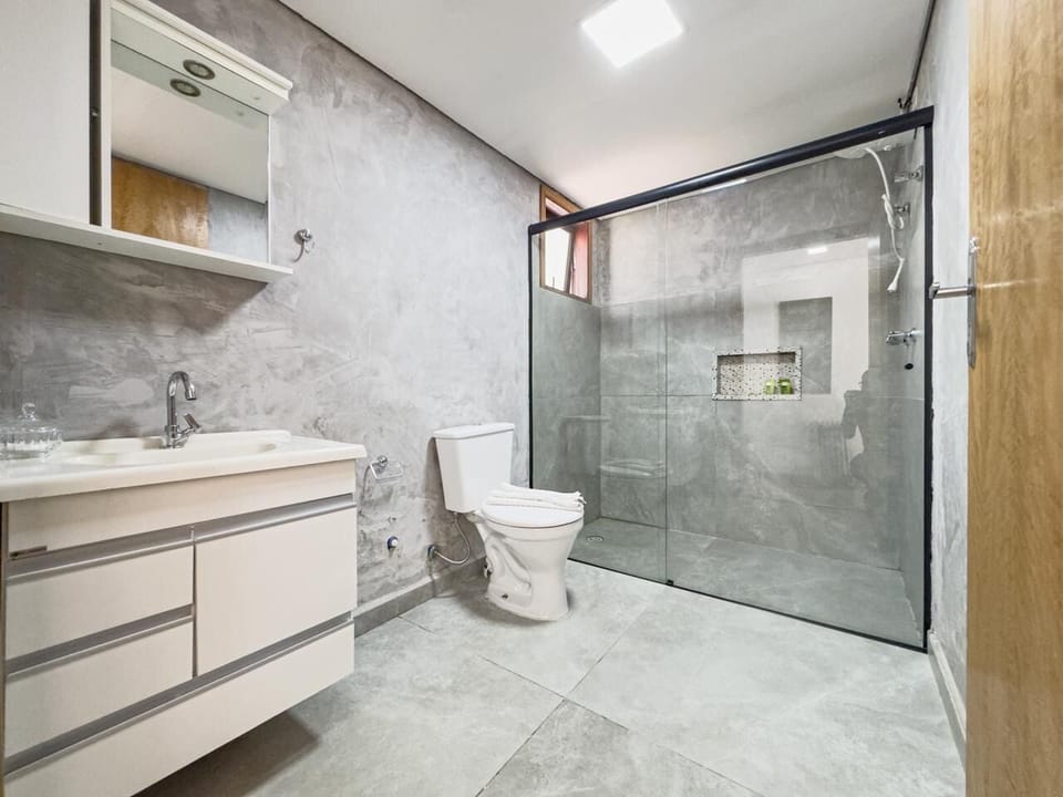 Standard Room | Bathroom | Shower, free toiletries, hair dryer, towels