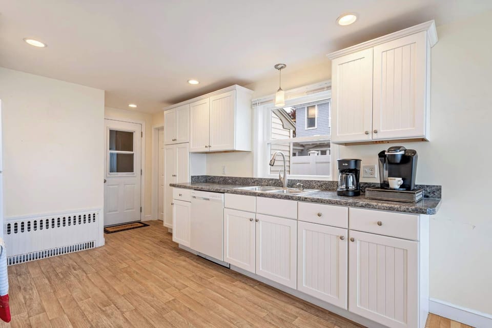 House, Multiple Beds, Patio, Ocean View (Wave Therapy) | Private kitchen | Fridge, microwave, oven, stovetop