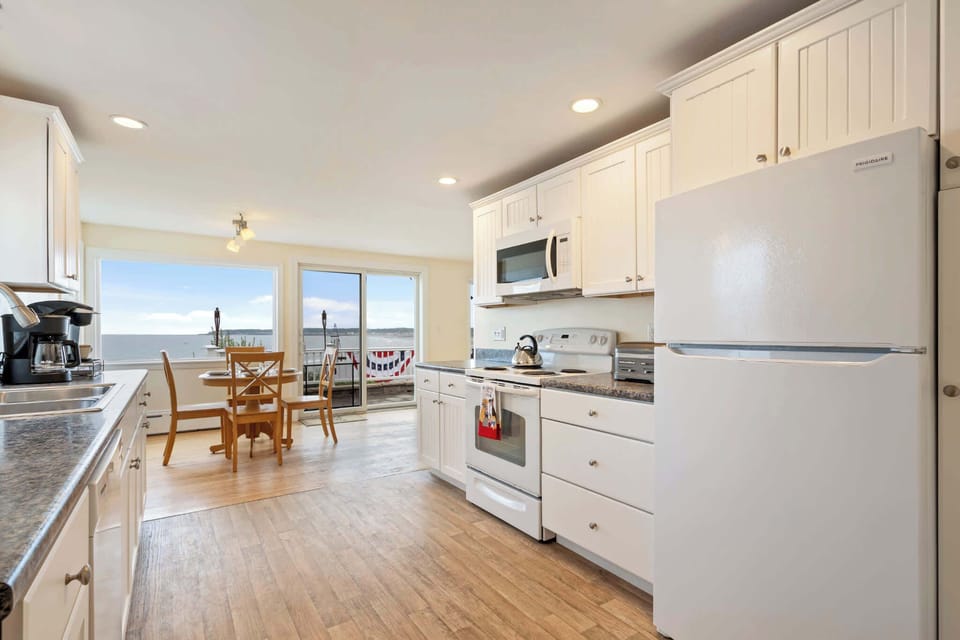 House, Multiple Beds, Patio, Ocean View (Wave Therapy) | Private kitchen | Fridge, microwave, oven, stovetop