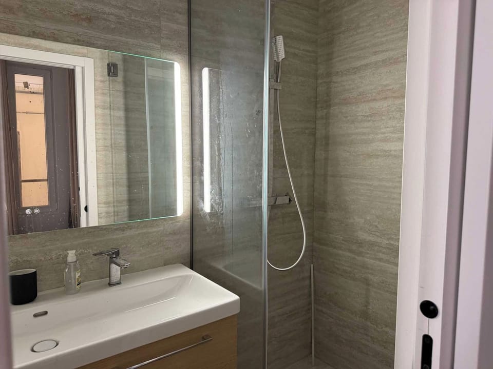 Apartment | Bathroom | Hair dryer, towels, shampoo