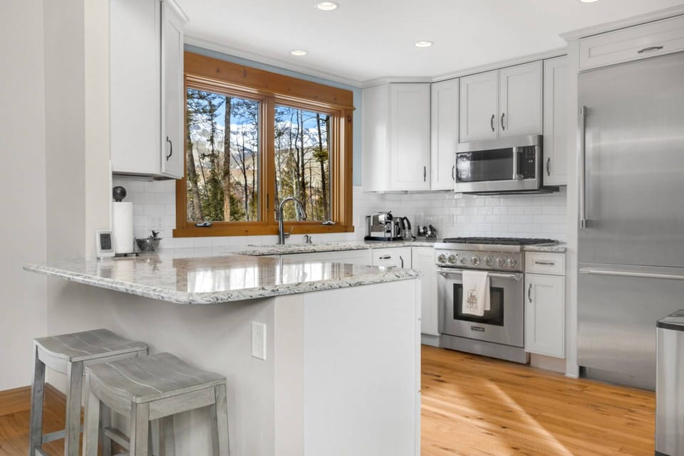 Open Kitchen, Great for Entertaining