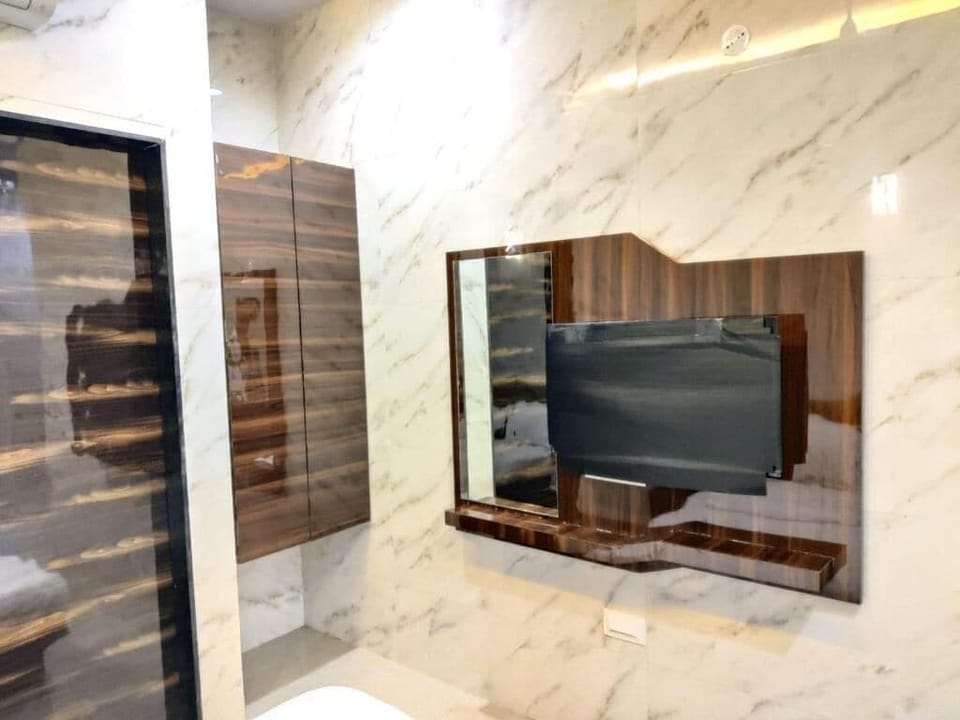 Deluxe Double Room | Bathroom | Slippers