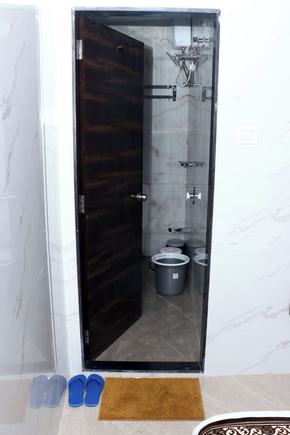 Deluxe Double Room | Bathroom | Slippers