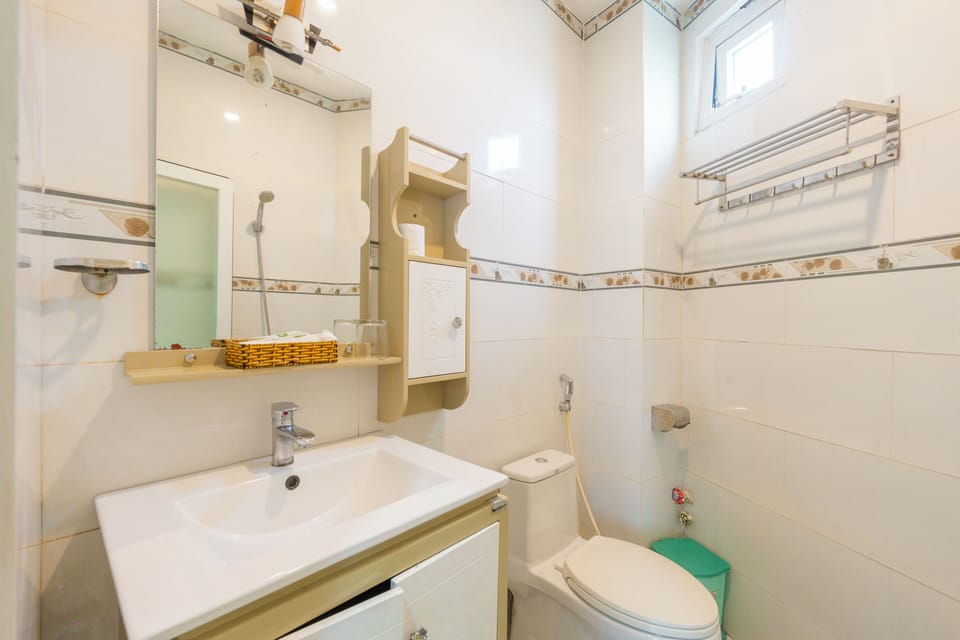 Deluxe Room | Bathroom | Shower, rainfall showerhead, free toiletries, hair dryer
