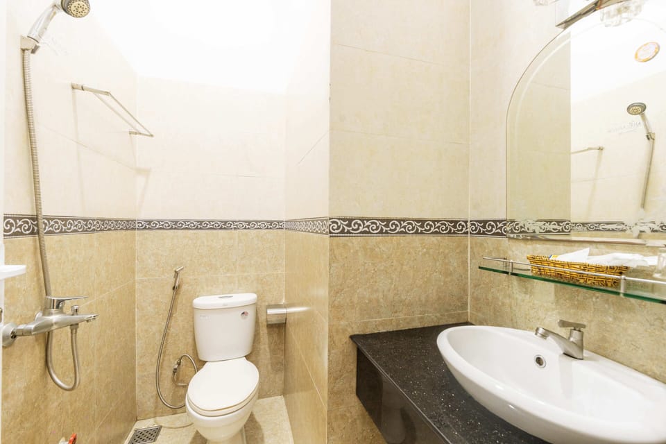 Shower, rainfall showerhead, free toiletries, hair dryer
