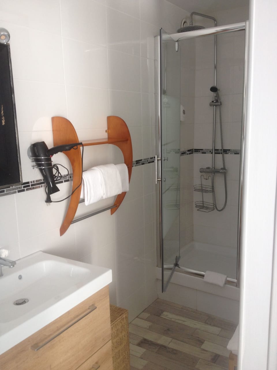 Comfort Triple Room, Garden View | Bathroom | Hair dryer, towels, shampoo