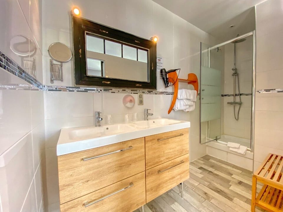 Comfort Triple Room, Garden View | Bathroom | Hair dryer, towels, shampoo