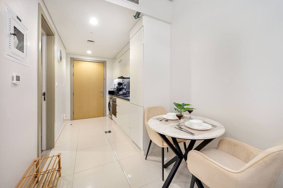 Dining Area: Elegant marble table for intimate meals and unforgettable moments in Dubai!