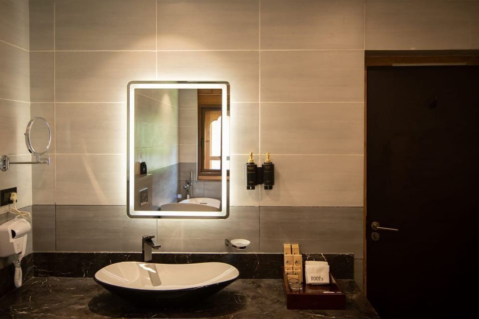 Junior Suite | Bathroom | Shower, free toiletries, hair dryer, slippers