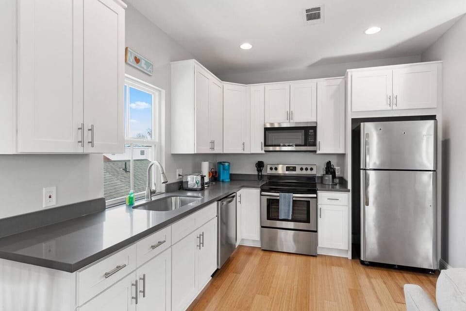 Fully stocked kitchen w/ stainless steel appliances & ample cabinet space.
