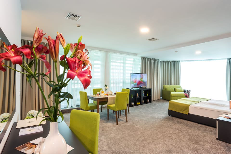 Deluxe Studio | Minibar, in-room safe, individually decorated, desk