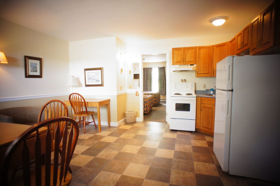 Family Suite, 2 Bedrooms, Non Smoking, Kitchen | Desk, iron/ironing board, free WiFi, bed sheets
