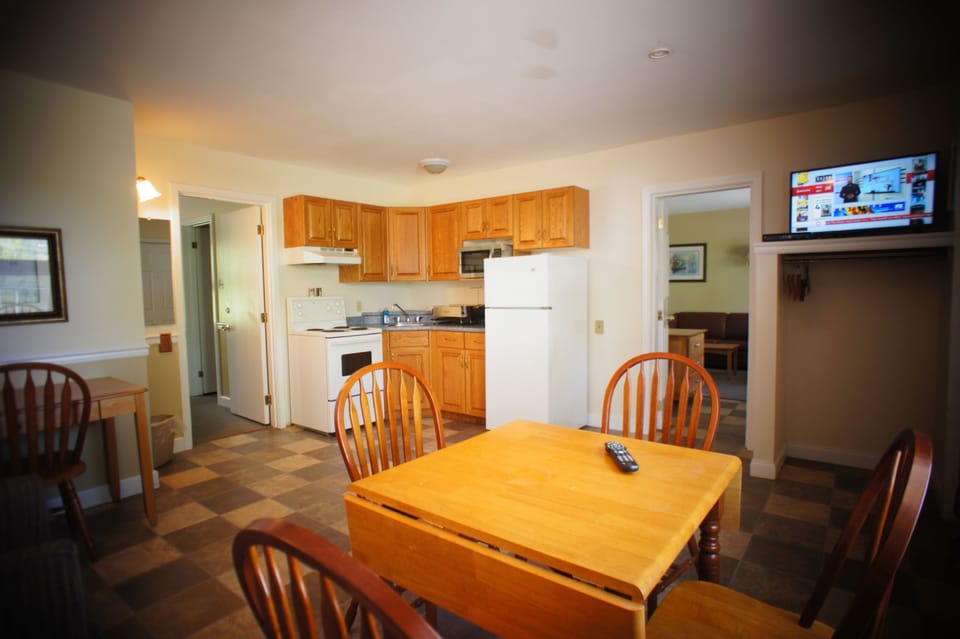 Family Suite, 2 Bedrooms, Non Smoking, Kitchen | Desk, iron/ironing board, free WiFi, bed sheets