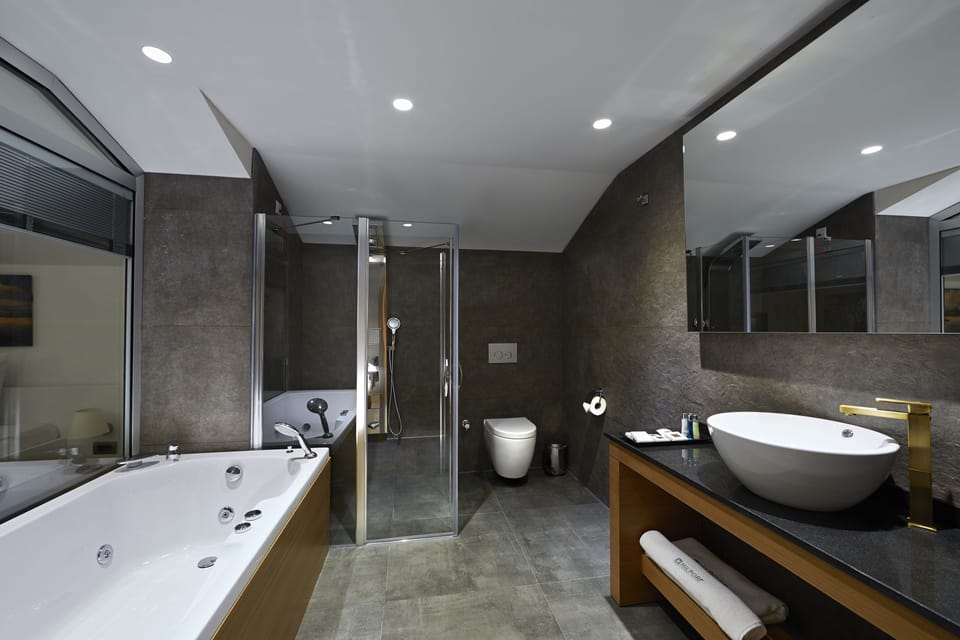 Business Suite, 1 King Bed, Balcony, Hill View | Jetted tub