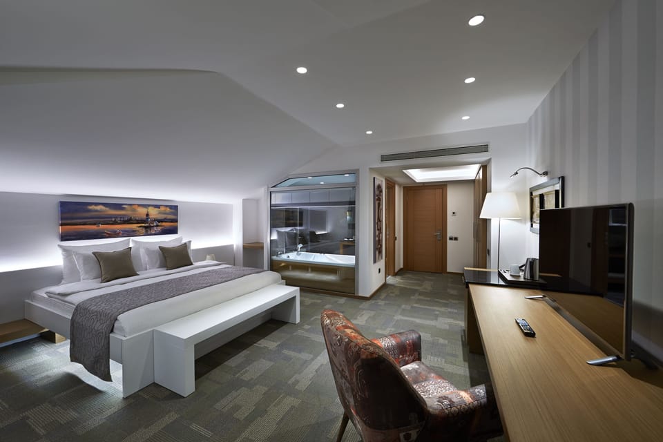 Business Suite, 1 King Bed, Balcony, Hill View | Minibar, in-room safe, desk, laptop workspace
