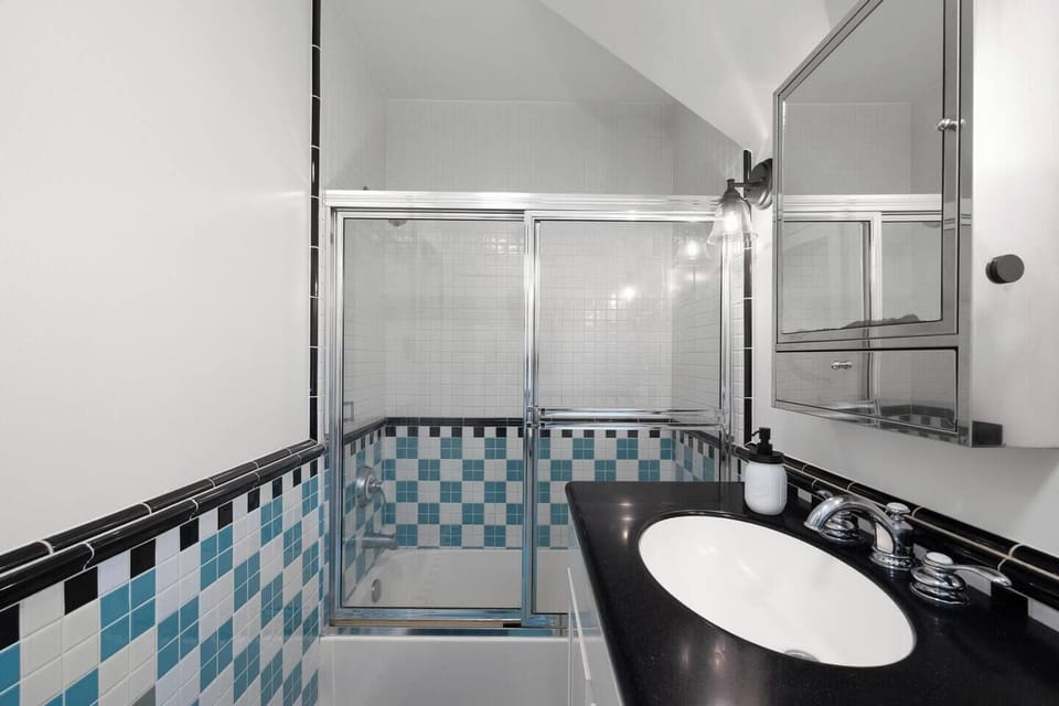 Full Bathroom - Main Floor