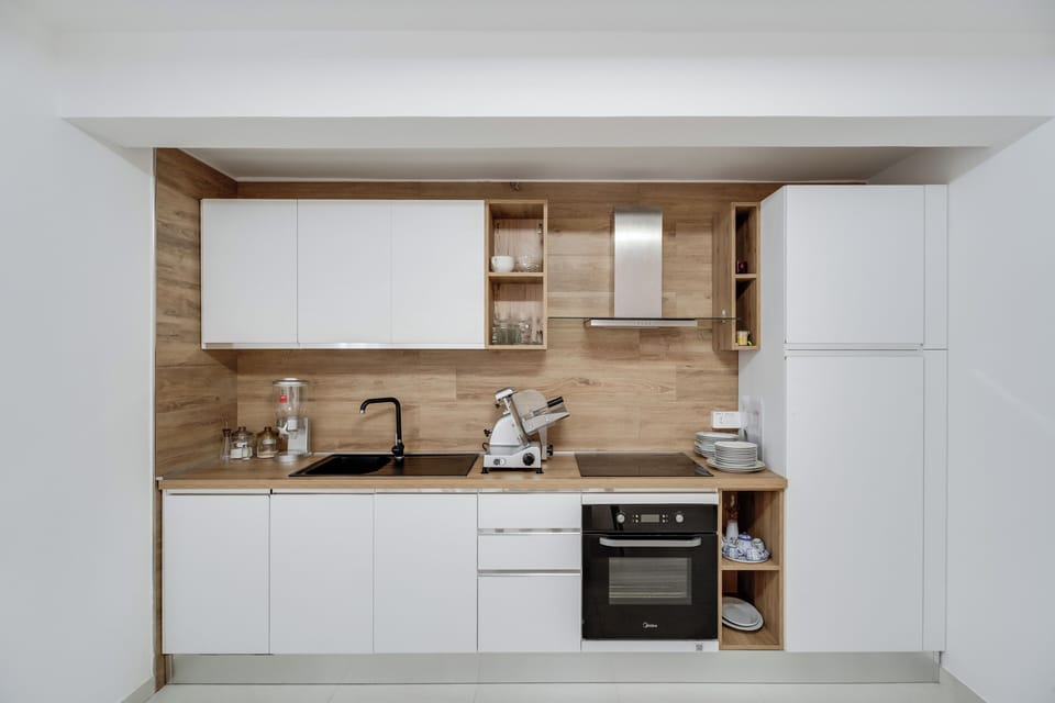 Classic Room | Shared kitchen | Full-size fridge, microwave, oven, stovetop