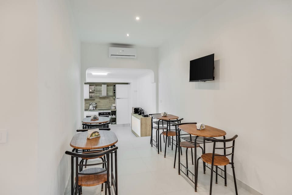 Classic Room | Shared kitchen | Full-size fridge, microwave, oven, stovetop