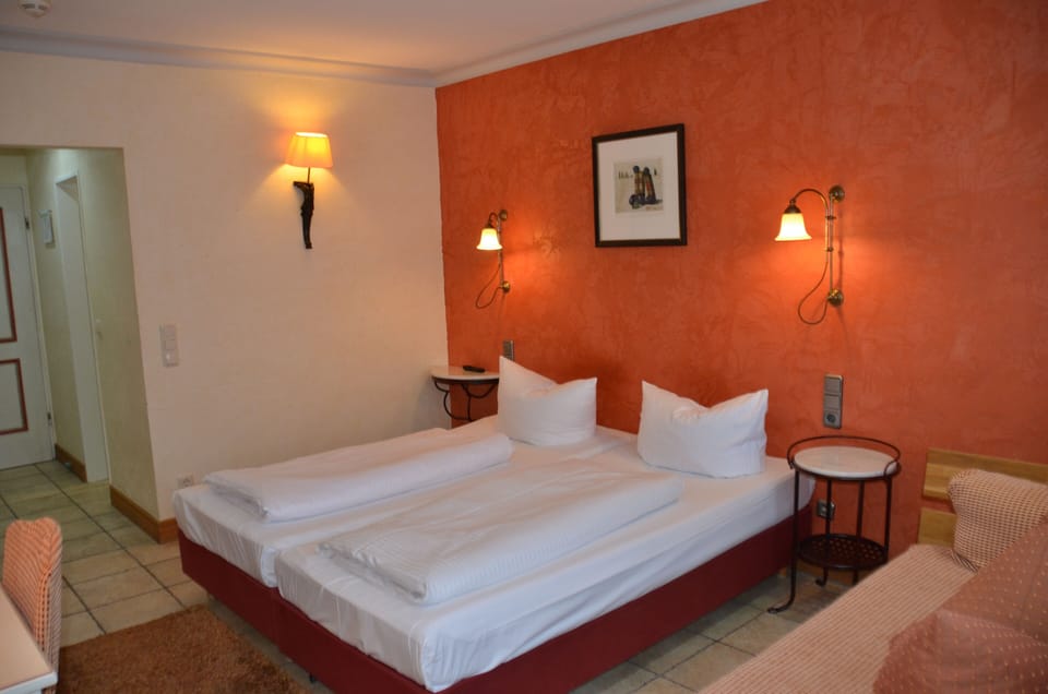 Basic Double or Twin Room, 1 Bedroom, Non Smoking, Bathtub | Desk, free WiFi, bed sheets
