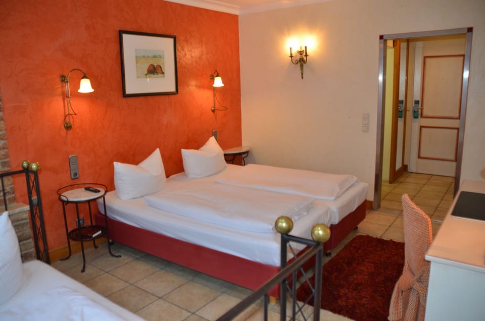 Basic Double or Twin Room, 1 Bedroom, Non Smoking, Bathtub | Desk, free WiFi, bed sheets