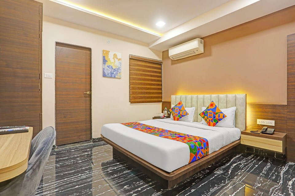 Premium Room | Egyptian cotton sheets, premium bedding, in-room safe, WiFi (free)