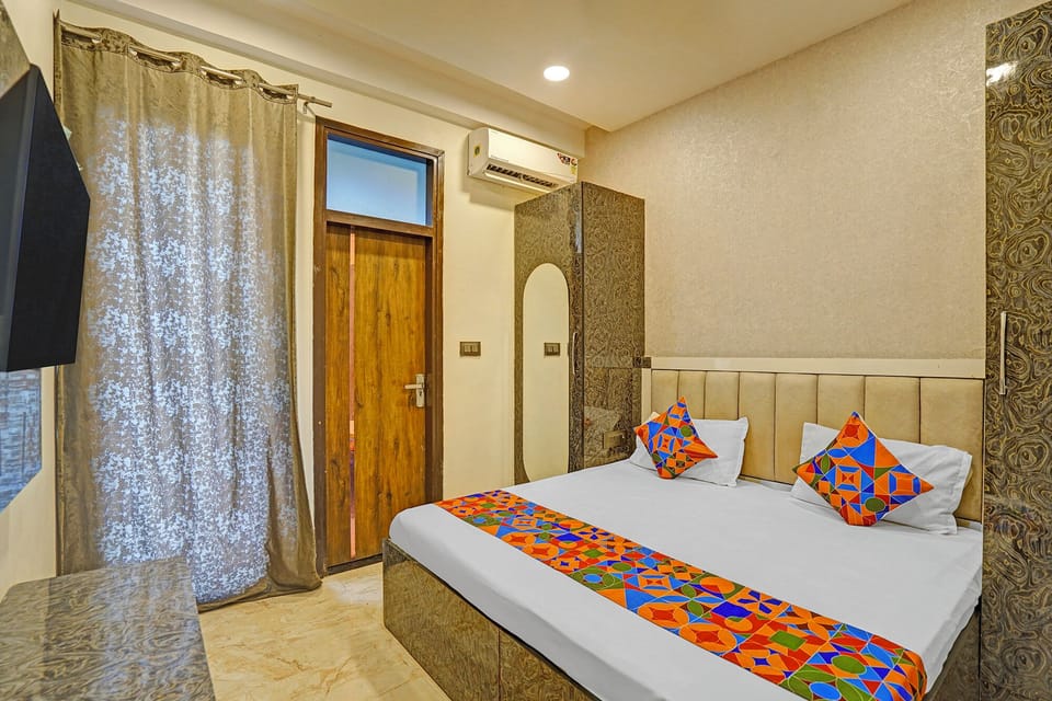 Egyptian cotton sheets, premium bedding, in-room safe, desk