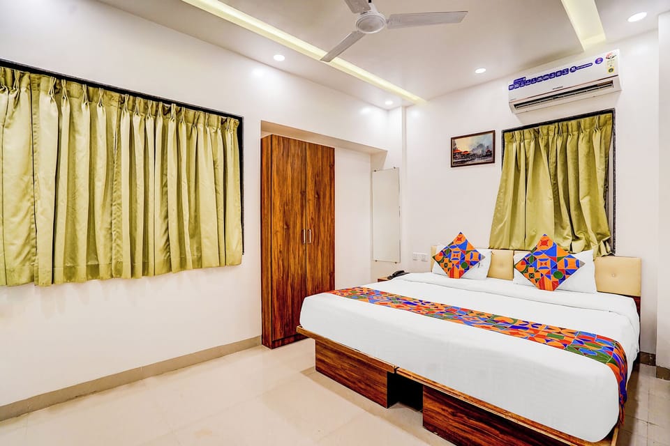 Egyptian cotton sheets, premium bedding, in-room safe, WiFi (free)