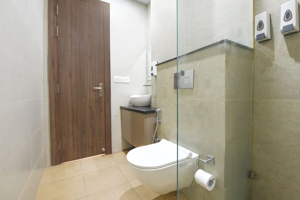 Shower, rainfall showerhead, free toiletries, towels