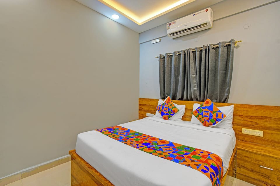 Egyptian cotton sheets, premium bedding, in-room safe, WiFi (free)