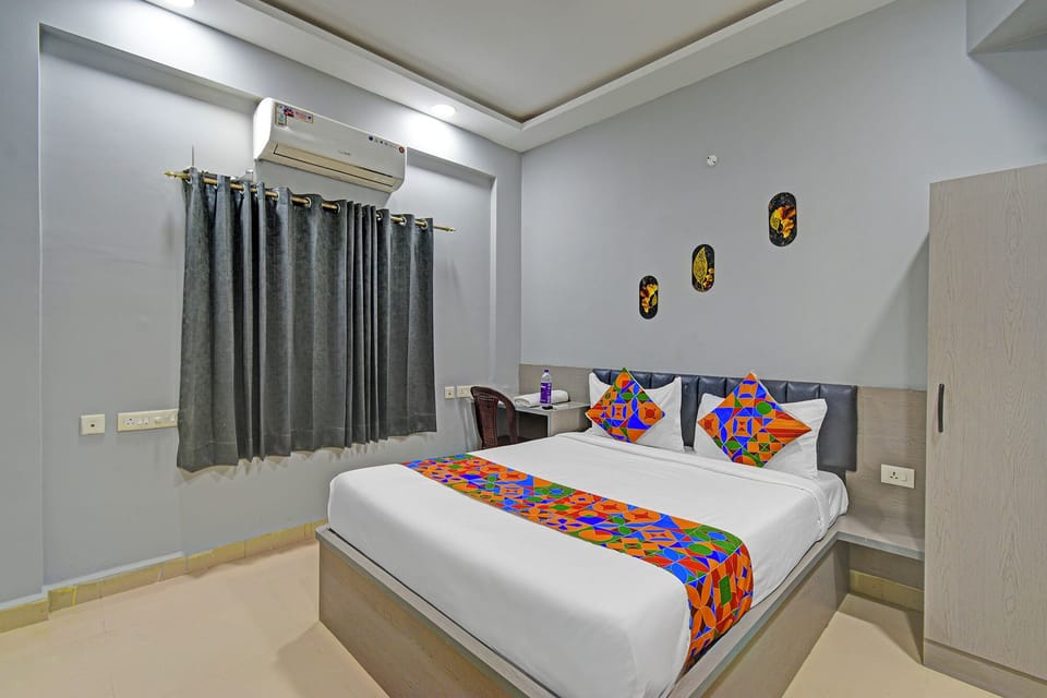 Deluxe Room | Egyptian cotton sheets, premium bedding, in-room safe, WiFi (free)