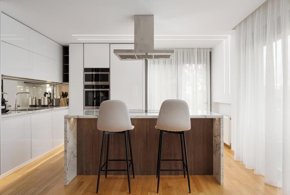 Classic Apartment | Private kitchen | Full-size fridge, microwave, oven, stovetop