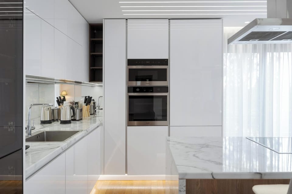 Classic Apartment | Private kitchen | Full-size fridge, microwave, oven, stovetop
